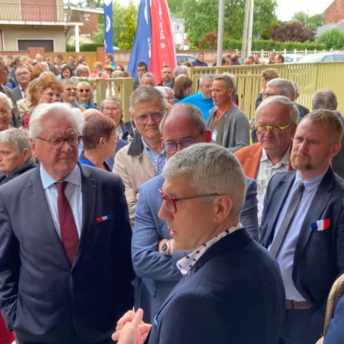 rassemblement de personnes, officiels et riverains, à l'inauguration du Clos Fait d'Herbe